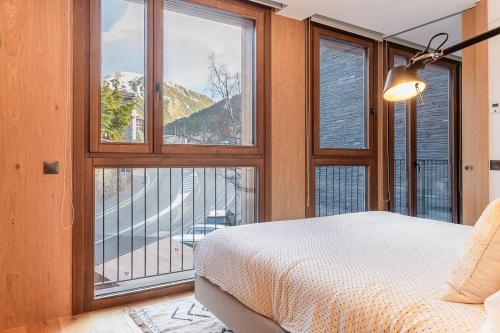 Ένα ή περισσότερα κρεβάτια σε δωμάτιο στο Andorra Mountain Retreat l 1 minute walk to Ski Slopes l Hiking Trails, Pool, Sauna & Gym l by Bones Vacances
