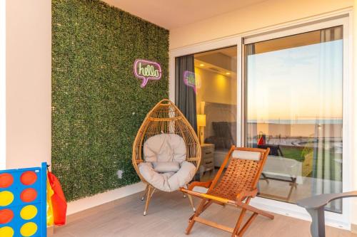 Ruang duduk di Encantame Towers Ground Floor Lazy River Pool