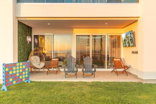 Ruang duduk di Encantame Towers Ground Floor Lazy River Pool