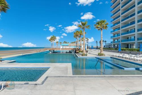 Kolam renang di atau dekat dengan Encantame Towers Ground Floor Lazy River Pool