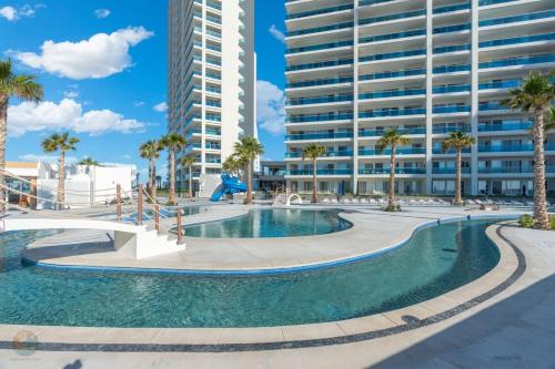 Kolam renang di atau dekat dengan Encantame Towers Ground Floor Lazy River Pool
