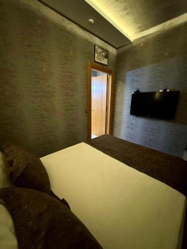 Postel nebo postele na pokoji v ubytování Golden Rose Deluxe Hotel