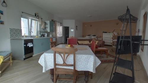 a kitchen and living room with a table and chairs at Studio Rocha Carvoeiro- Open Space in Carvoeiro