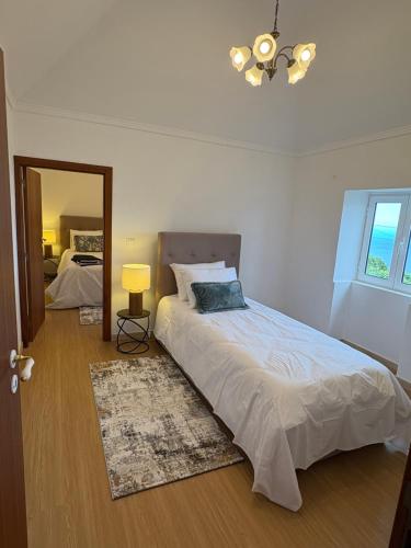 Giường trong phòng chung tại The Blue Cottage