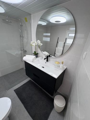 Phòng tắm tại The Blue Cottage