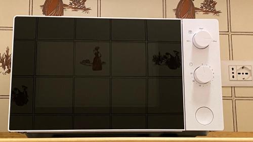 a microwave sitting on top of a counter at Il Cadorino in Valle di Cadore