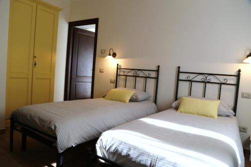 two beds sitting next to each other in a room at Agriturismo Dai Marchesin in Nasino