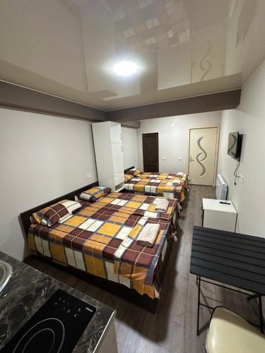 Una cama o camas en una habitación de ART HOLE
