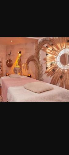 une chambre avec deux lits et un miroir au mur dans l'établissement narbonne plage camping Marvilla, à Narbonne-Plage