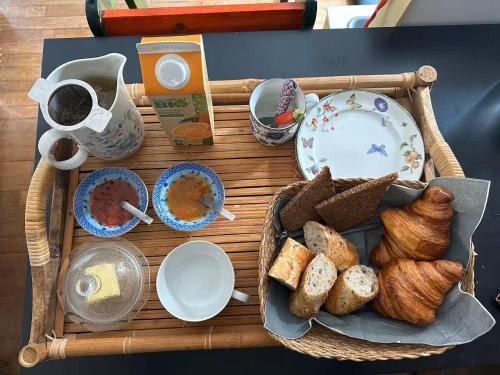 - un plateau de nourriture avec du pain et d'autres articles sur une table dans l'établissement Ananda, au Mans