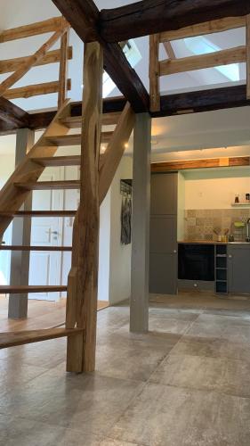 a loft with wooden beams and a living room at Damwildfarm in Rollerbü Südschweden in Tyringe