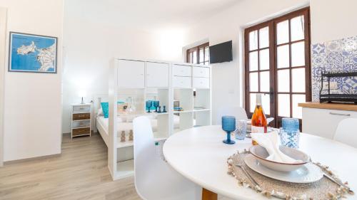 Телевизор и/или развлекательный центр в Casa Sole e Mare by Sardinianworld