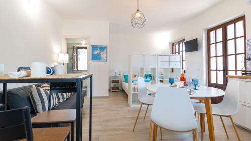 Телевизор и/или развлекательный центр в Casa Sole e Mare by Sardinianworld