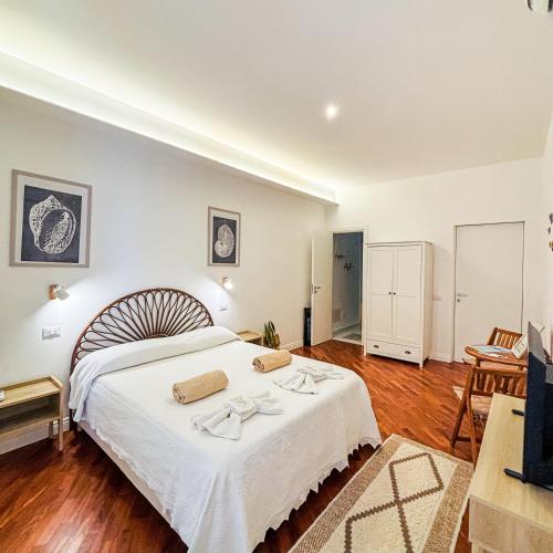 a bedroom with a large bed in a room at B&B Il Mare di Terrasini in Terrasini
