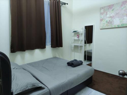 Ένα ή περισσότερα κρεβάτια σε δωμάτιο στο Homestay Healing Temerloh
