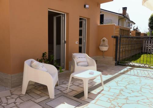 un patio con dos sillas y una mesa en Villa MARTINA, en Ortona