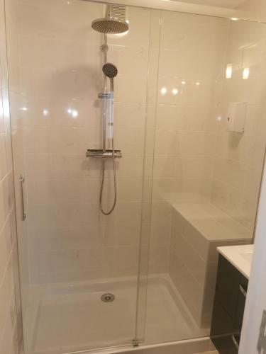 une douche avec une porte vitrée dans une salle de bain dans l'établissement Au clos Huguette, à La Valette-du-Var