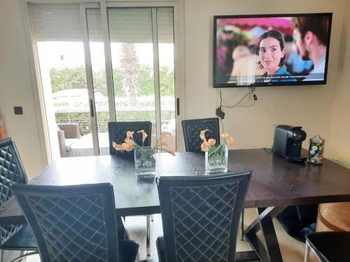 TV a/nebo společenská místnost v ubytování Belle villa a Savannah beach sidi rahal
