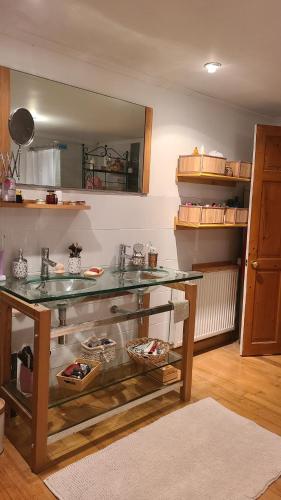 - une cuisine avec un comptoir en verre dans une pièce dans l'établissement Nuit insolite tente Grandi'Ose proche Mont Saint Michel, à Le Ferré