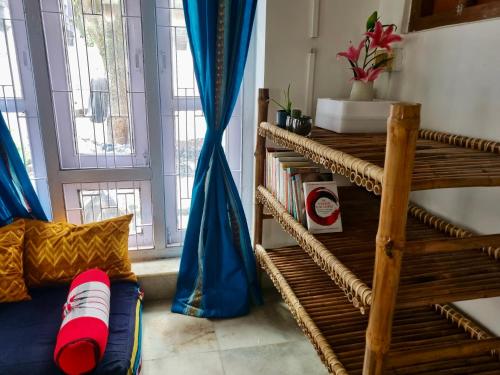 Ghotul Stays - Backpackers Hostel & Cozy Private Rooms in Guwahatiにあるシーティングエリア