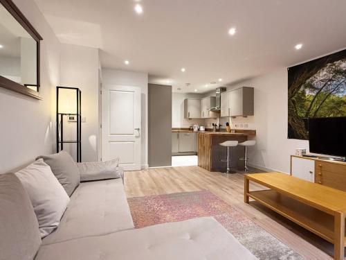 a living room with a couch and a table at Laura's modern 1 bed apartment in Wimbledon in Merton