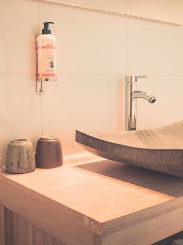 une salle de bain avec un comptoir avec un lavabo dans l'établissement Hotel La Licorne, à Carnac