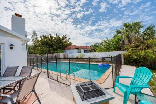 una piscina con un tobogán junto a una casa en Large pool home & blocks away from the beach, en Daytona Beach