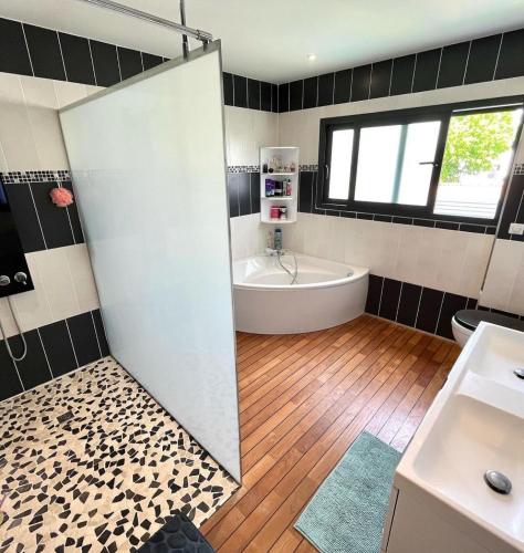 une salle de bain avec une baignoire, un lavabo et une douche dans l'établissement Le soleil de pessac, à Pessac