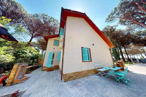a small house with a table and two chairs at Villa Zen Oasis in Golem