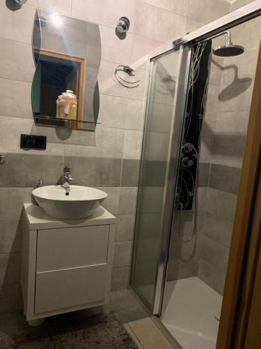 a bathroom with a sink and a shower at Artystyczna sielanka 