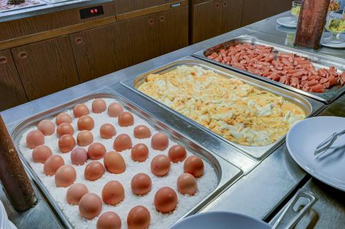 金沙Hotel Shipka All Inclusive的自助餐,包括鸡蛋和其他食物