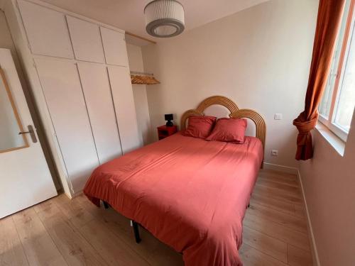 une chambre avec un lit avec une couverture rouge dans l'établissement Maison Nova, à Toulouse
