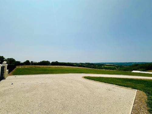 Photo de la galerie de l'établissement Maison de Charme, Vue Sublime, Piscine Infinie, à Soucirac