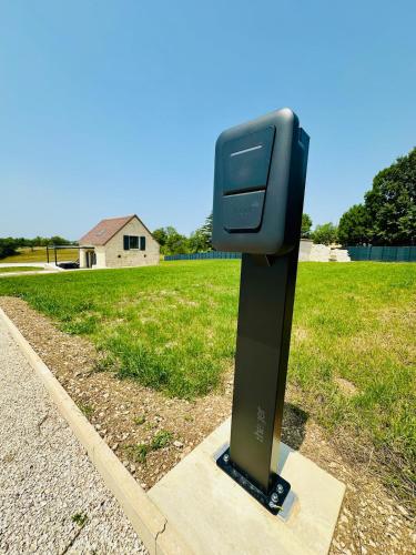Photo de la galerie de l'établissement Maison de Charme, Vue Sublime, Piscine Infinie, à Soucirac