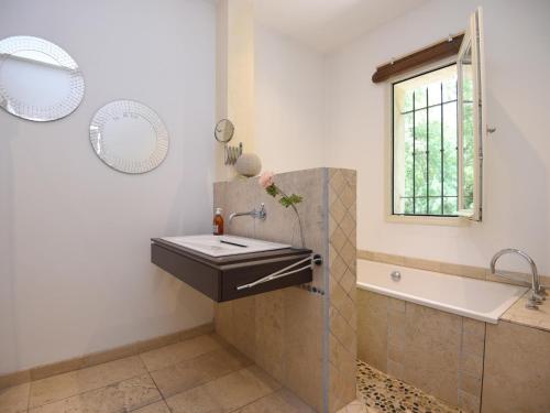 une salle de bain avec un lavabo et une baignoire dans l'établissement Rosamania, au Thoronet