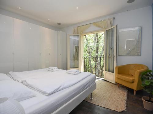 une chambre avec un lit, une chaise et une fenêtre dans l'établissement Rosamania, au Thoronet