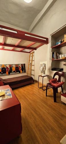 - un salon avec des lits superposés et une chaise dans l'établissement Grand T2 à deux pas de la mer au cœur du Vieux-Nice, à Nice