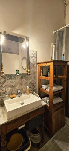 une salle de bain avec un lavabo et un miroir dans l'établissement Grand T2 à deux pas de la mer au cœur du Vieux-Nice, à Nice