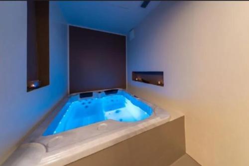 een jacuzzi in een witte kamer met: bij Santer Klause in Merano