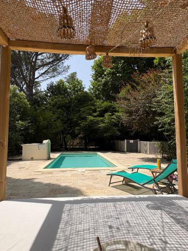 - une piscine dans une cour avec une pergola dans l'établissement Mas de L'isle, à Bédarrides