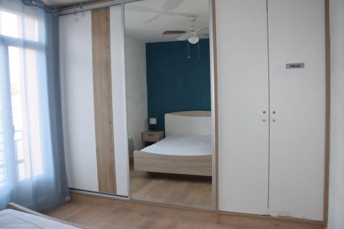 - un miroir dans une chambre avec un lit dans l'établissement La belle douanière, à Port-Vendres