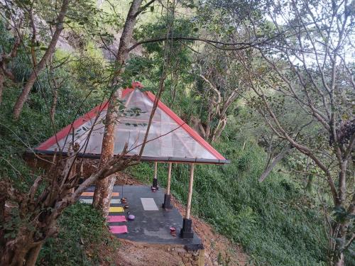 エッラにあるElla Retreat Hotel Hillside Villa for Nature Loversの森の中にある赤い屋根の建物