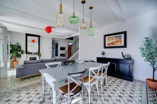 un salon avec une table, des chaises et un canapé dans l'établissement Le Nid d'Estoublon, à Estoublon