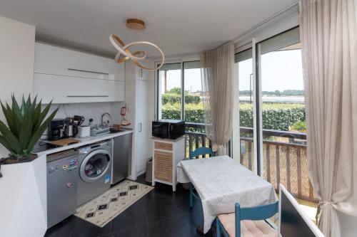 Il dispose d'un balcon et d'une cuisine équipée d'un lave-linge. dans l'établissement Appartement Lac marin, à Vieux-Boucau-les-Bains
