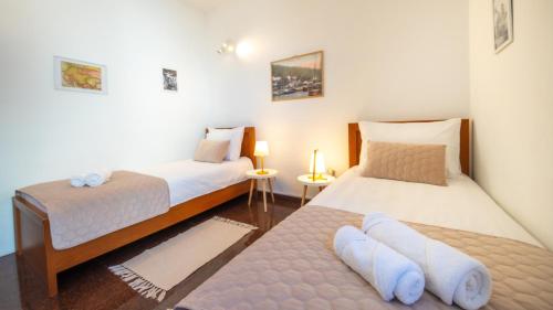 two beds in a small room with two beds at La casa di Marko in Rabac