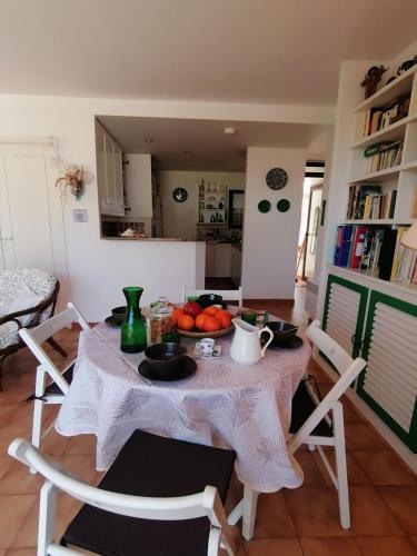 - une table avec un bol de fruits dans la cuisine dans l'établissement La Pointe de Sel - Plage a 2 minutes a pied, à Lumio