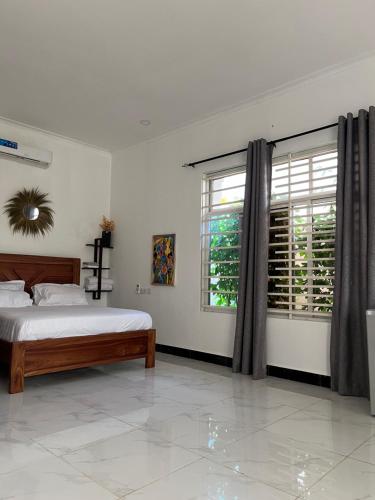 Ένα ή περισσότερα κρεβάτια σε δωμάτιο στο Spacious Room in Paje