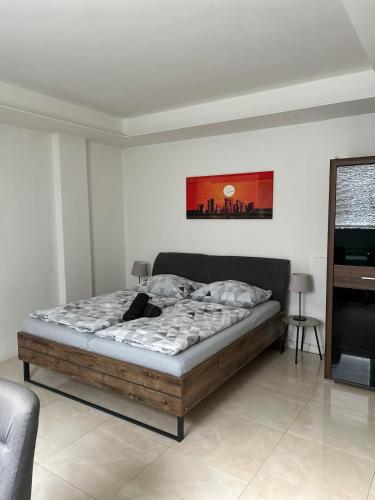 une chambre avec un lit dans une pièce dans l'établissement no9, Stylish apartment in Bratislava, à Bratislava