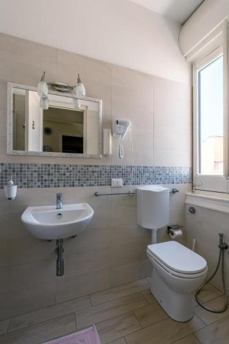 Ένα μπάνιο στο The Twins Rooms in Trapani 2
