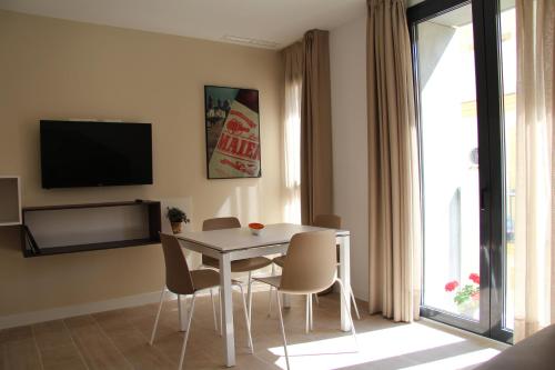 Μια τηλεόραση ή/και κέντρο ψυχαγωγίας στο Apartamentos Maier